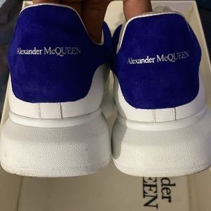 I’m selling these sneakers because they are getting small for me